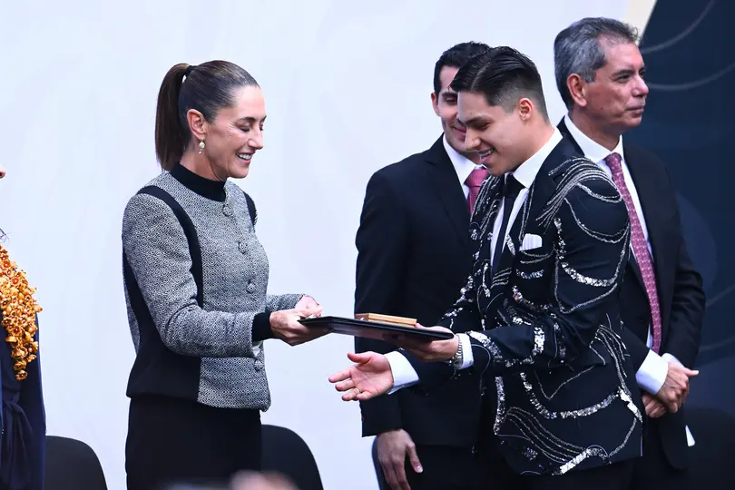Rommel Pacheco y Claudia Sheinbaum premiando a Osmar Olvera | MexSport