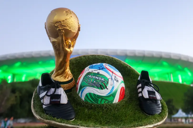El Trofeo y balón oficiales en las afueras del Estadio Akron | MEXSPORT