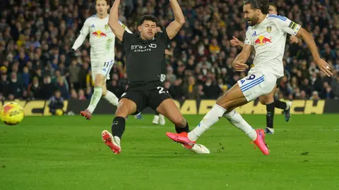 Calvert Lewin de Leeds intenta anotar en el partido contra Manchester City | AP