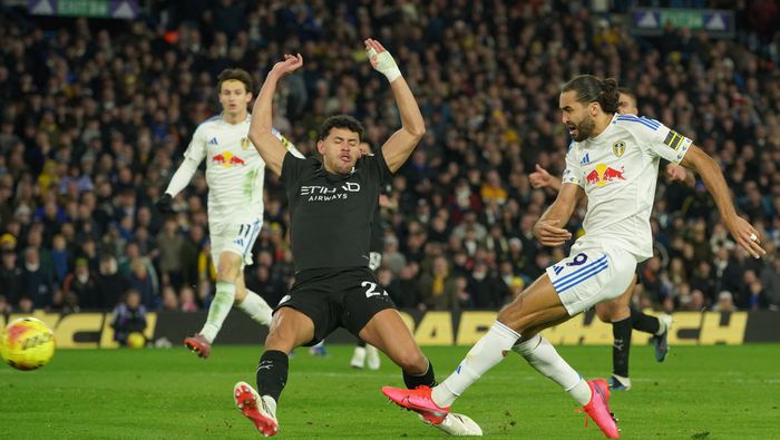 Calvert Lewin de Leeds intenta anotar en el partido contra Manchester City | AP