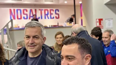 Xavi Hernández estampa firma para Víctor Font a horas del cierre de elecciones en el Barça