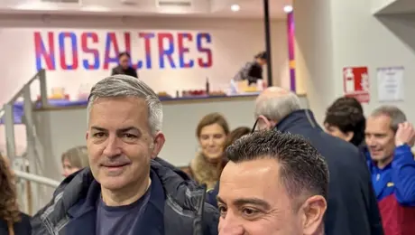 Xavi Hernández estampa firma para Víctor Font a horas del cierre de elecciones en el Barça
