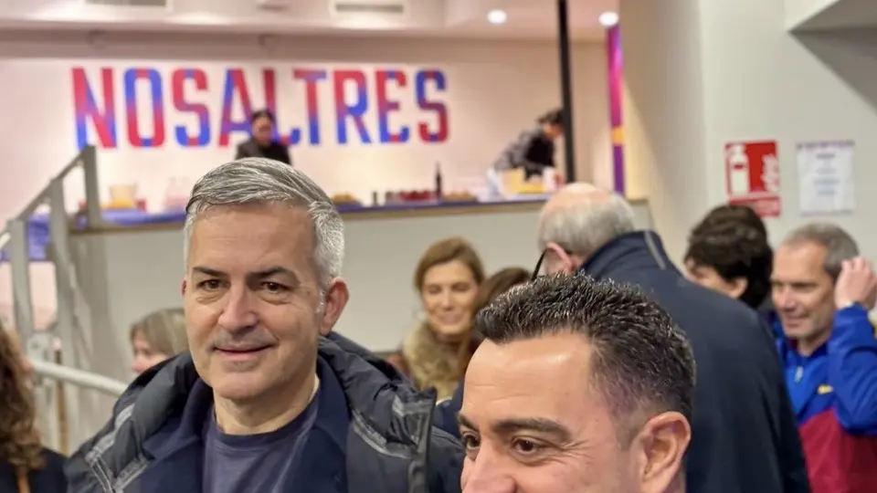 Xavi Hernández estampa firma para Víctor Font a horas del cierre de elecciones en el Barça