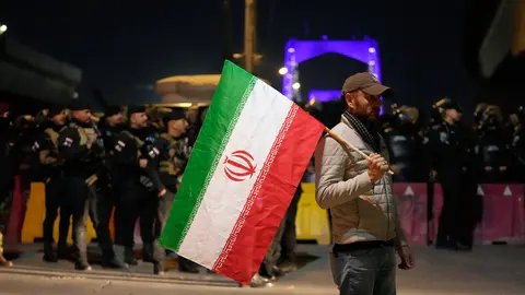 Manifestante sostiene la bandera de Irán | AP