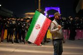 Manifestante sostiene la bandera de Irán | AP