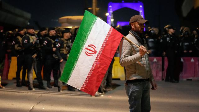 Manifestante sostiene la bandera de Irán | AP