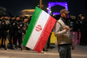 Manifestante sostiene la bandera de Irán | AP
