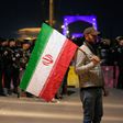 Manifestante sostiene la bandera de Irán | AP