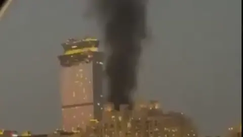 Columnas de humo fueron captadas desde edificios cercanos a Palm Jumeirah. / X