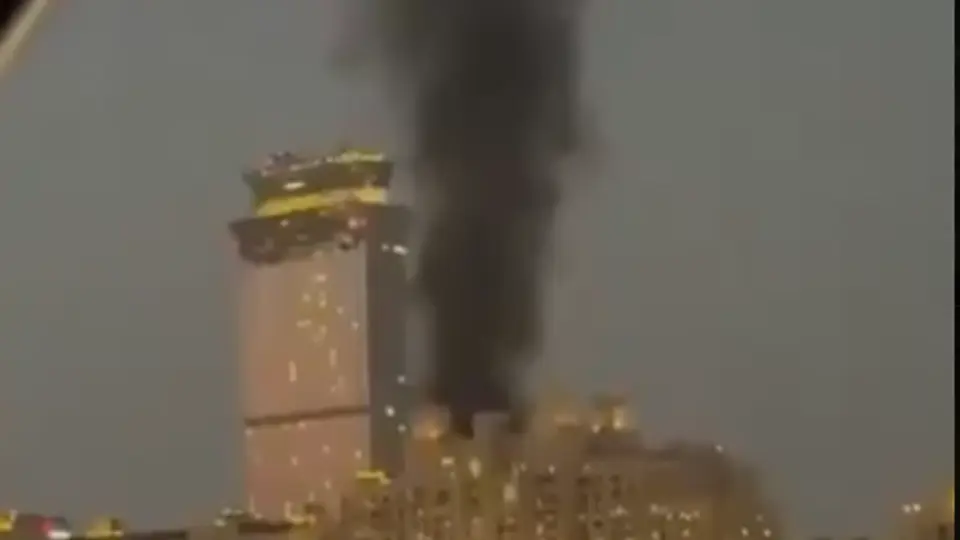 Columnas de humo fueron captadas desde edificios cercanos a Palm Jumeirah. / X