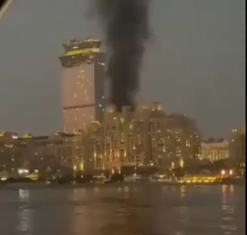 Columnas de humo fueron captadas desde edificios cercanos a Palm Jumeirah. / X