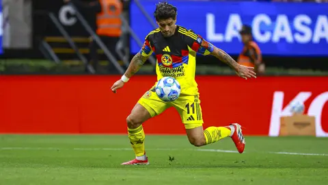 El andino con el balón en medio del Clásico ante Chivas | MexSport