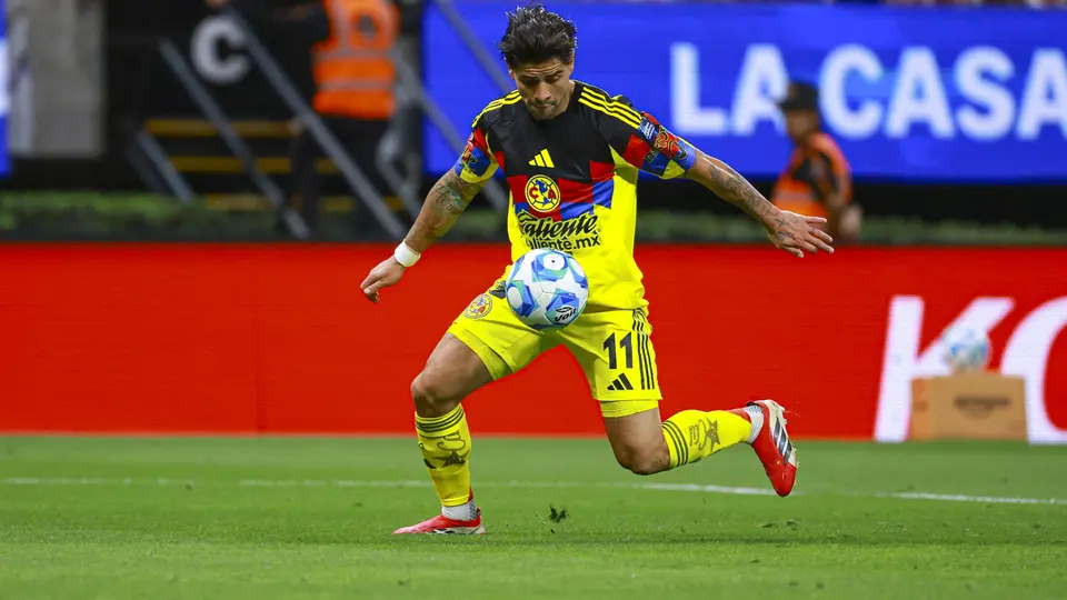 El andino con el balón en medio del Clásico ante Chivas | MexSport