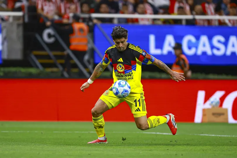 El andino con el balón en medio del Clásico ante Chivas | MexSport