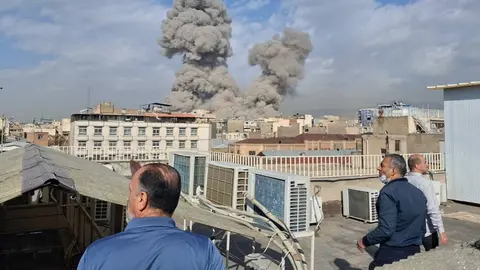 Humo en Teherán, Irán, tras el impacto de un misil lanzado durante el ataque de EU-Israel | AP