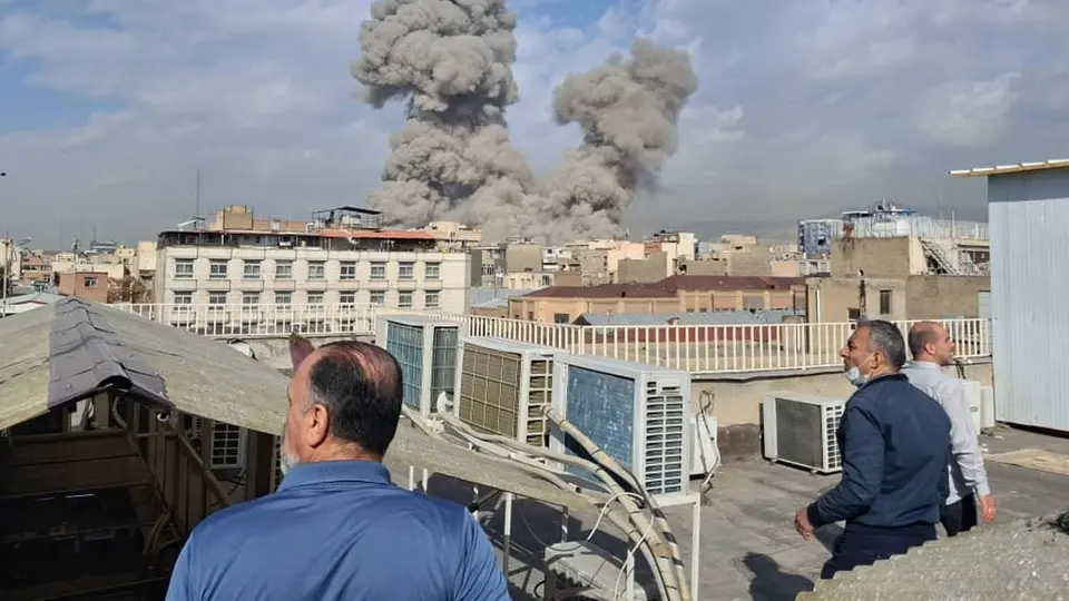 Humo en Teherán, Irán, tras el impacto de un misil lanzado durante el ataque de EU-Israel | AP