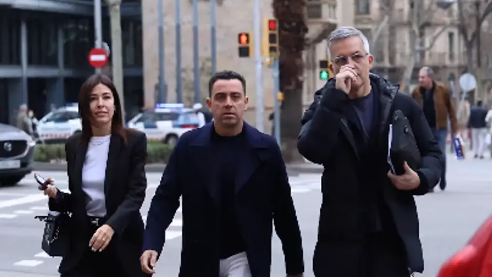 Xavi Hernández llegando para firmar por Font l CAPTURA