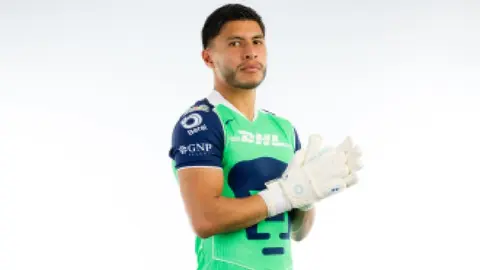 Miguel Paul con el nuevo jersey de Pumas I PUMAS