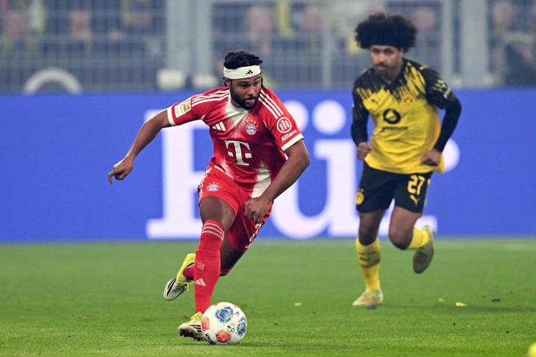 Serge Gnabry de Bayern y Karim Adeyemi de Borussia Dortmund | AP