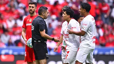Jugadores de Chivas le reclaman al árbitro | MexSport