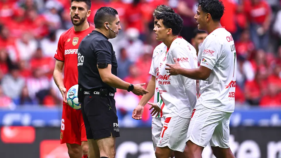 Jugadores de Chivas le reclaman al árbitro | MexSport