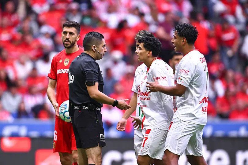 Jugadores de Chivas le reclaman al árbitro | MexSport