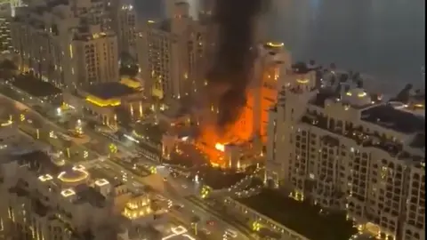 Restos de interceptación habrían provocado un incendio en las inmediaciones de un hotel en Palm Jumeirah, según reportes oficiales. / X