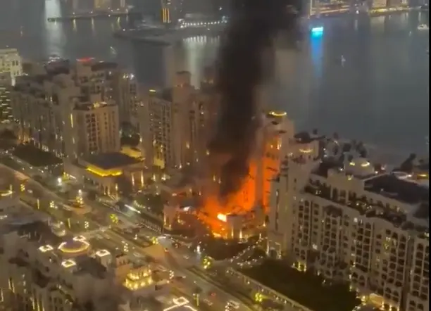 Restos de interceptación habrían provocado un incendio en las inmediaciones de un hotel en Palm Jumeirah, según reportes oficiales. / X