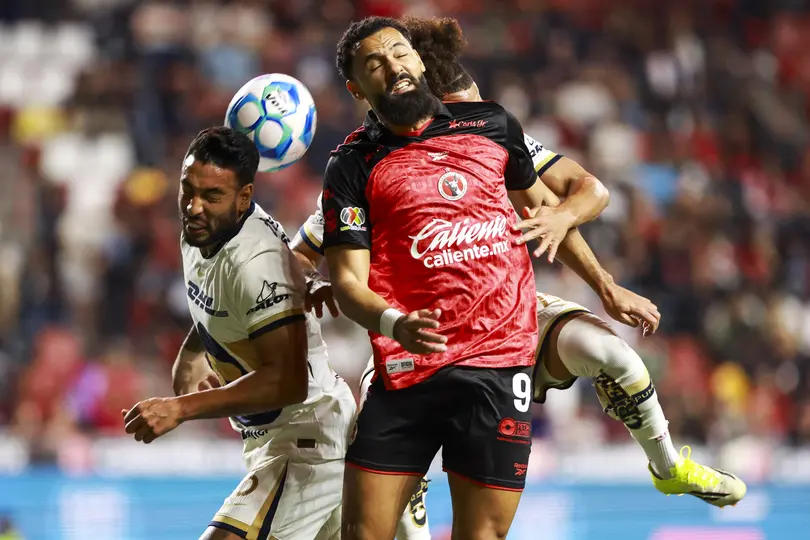 Dura pelea entre Xolos y Pumas | IMAGO7