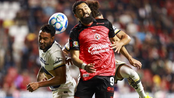 Dura pelea entre Xolos y Pumas | IMAGO7