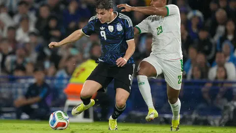 Julián Álvarez quitándose la marca l AP