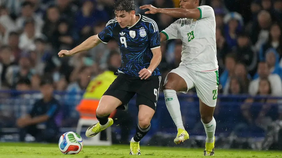 Julián Álvarez quitándose la marca l AP