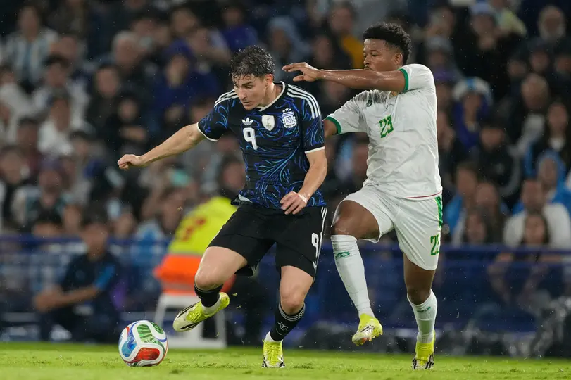 Julián Álvarez quitándose la marca l AP