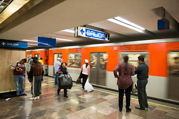 La Línea 2 del Metro operará en dos circuitos por cierre temporal de estaciones. / iStock