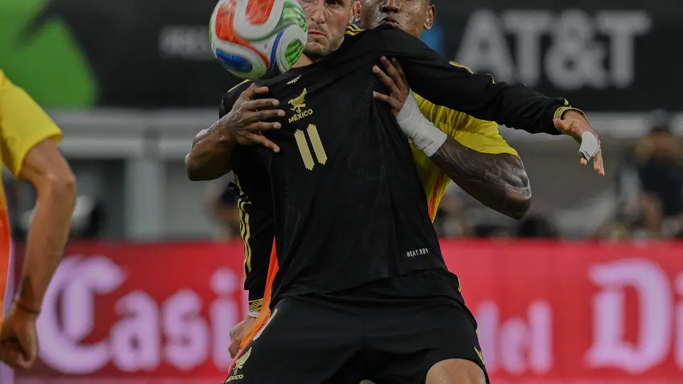 Santiago Giménez jugando contra Colombia l MEXSPORT