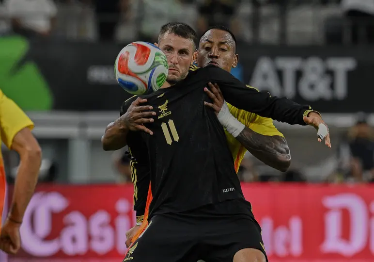 Santiago Giménez jugando contra Colombia l MEXSPORT