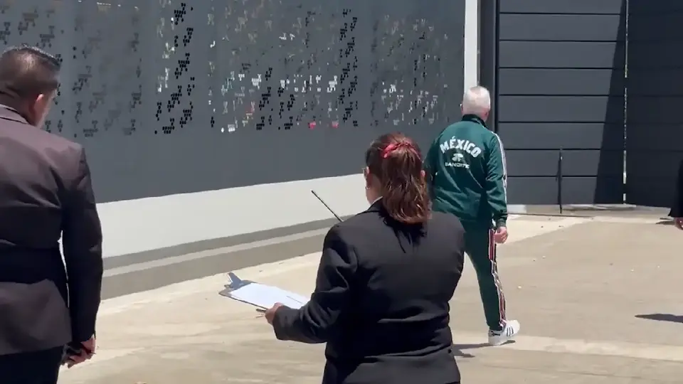 Javier Aguirre 'explota' contra miembros de seguridad por dejar en la calle a su hijo