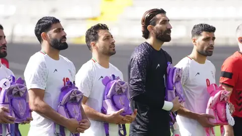 Irán cantando el himno nacional sosteniendo sus mochilas en memoria de niños fallecidos en Minab l INSTA: @teammellifootball