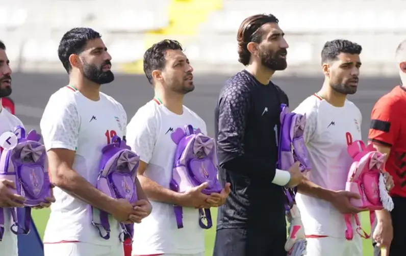 Irán cantando el himno nacional sosteniendo sus mochilas en memoria de niños fallecidos en Minab l INSTA: @teammellifootball