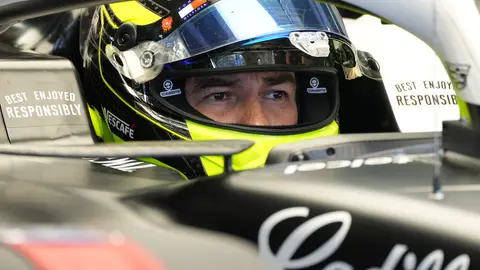 Checo Pérez revela problemas mecánicos en su auto tras chocar con Albon en prácticas de Japón