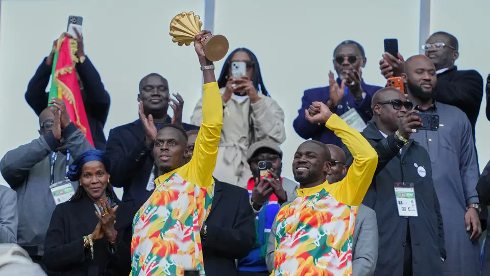 Los senegaleses alzan la Copa de Naciones en protesta l AP