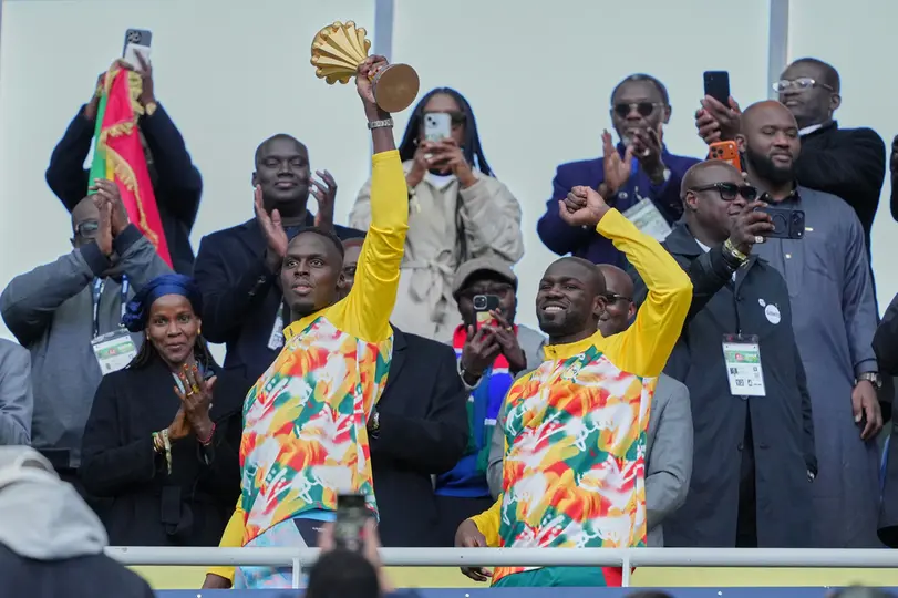 Los senegaleses alzan la Copa de Naciones en protesta l AP