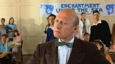 El intérprete es recordado por su papel como el director Strickland en Volver al Futuro. / IMDb