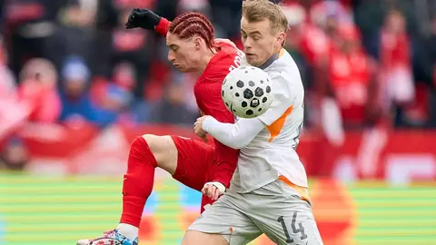 Marcelo Flores peleando con un rival l AFP