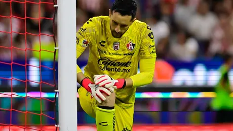 Un exfutbolista colombiano le quiso "meter un tiro" a Camilo Vargas