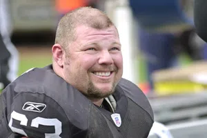 Fallece Barret Robbins, exjugador de los Raiders, a los 52 años