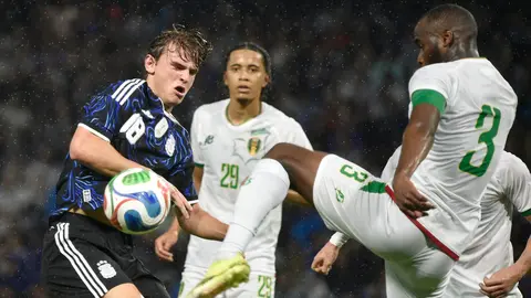 Nico Paz disputa un balón ante Mauritania l AP