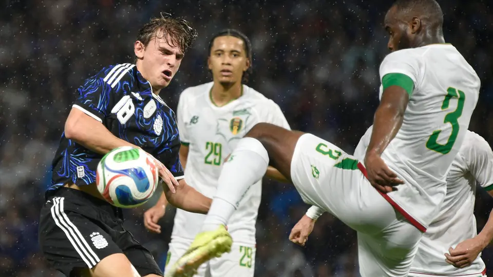 Nico Paz disputa un balón ante Mauritania l AP