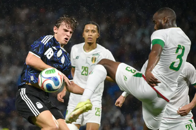 Nico Paz disputa un balón ante Mauritania l AP