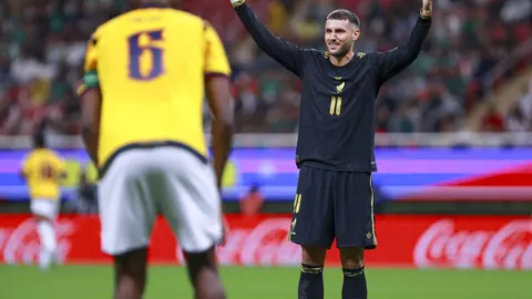 Santiafo Giménez disputando un partido ante Ecuador l MEXSPORT